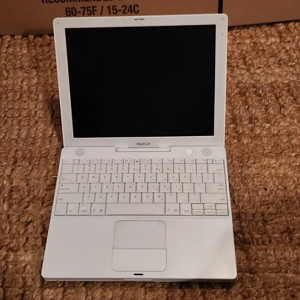 Apple IBook G4 Laptop Computer 12